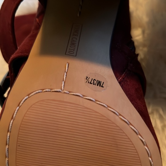 Suede Vince Camino block heel ankle boot. Size 7 - Picture 5 of 7